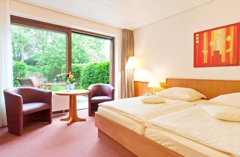 Akzent Hotel Cordes & Restaurant Am Rosengarten Sottorf ภายนอก รูปภาพ
